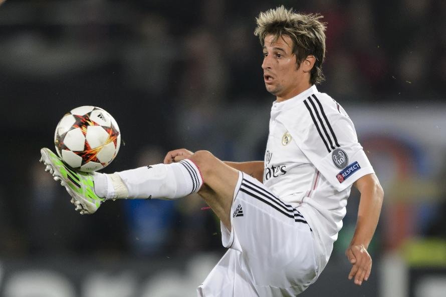 Fabio Coentrão com a camisa do Real Madrid (foto: AFP PHOTO / FABRICE COFFRINI)