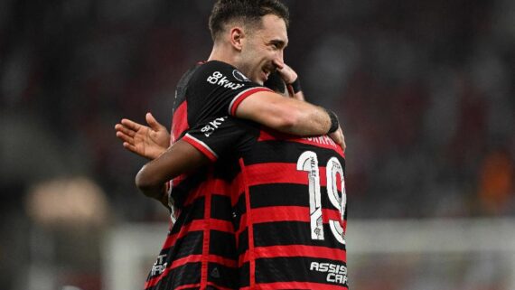 Léo Ortiz e Lorran, do Flamengo (foto: MAURO PIMENTEL / AFP)