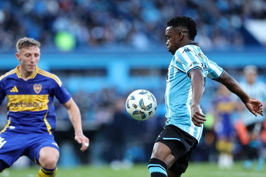 Johan Carbonero em partida pelo Racing (foto: ALEJANDRO PAGNI / AFP)