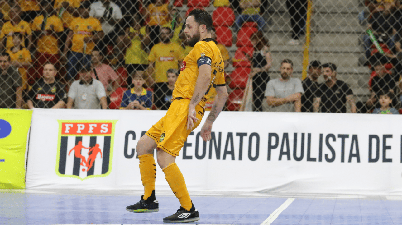 Rodrigo Capita, fixo do Magnus Futsal, durante partida (foto: Guilherme Mansueto/AFP)