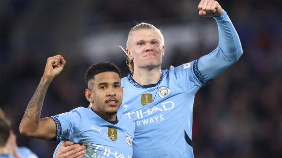 Savinho e Haaland comemoram gol pelo City (foto: Darren Staples / AFP
)