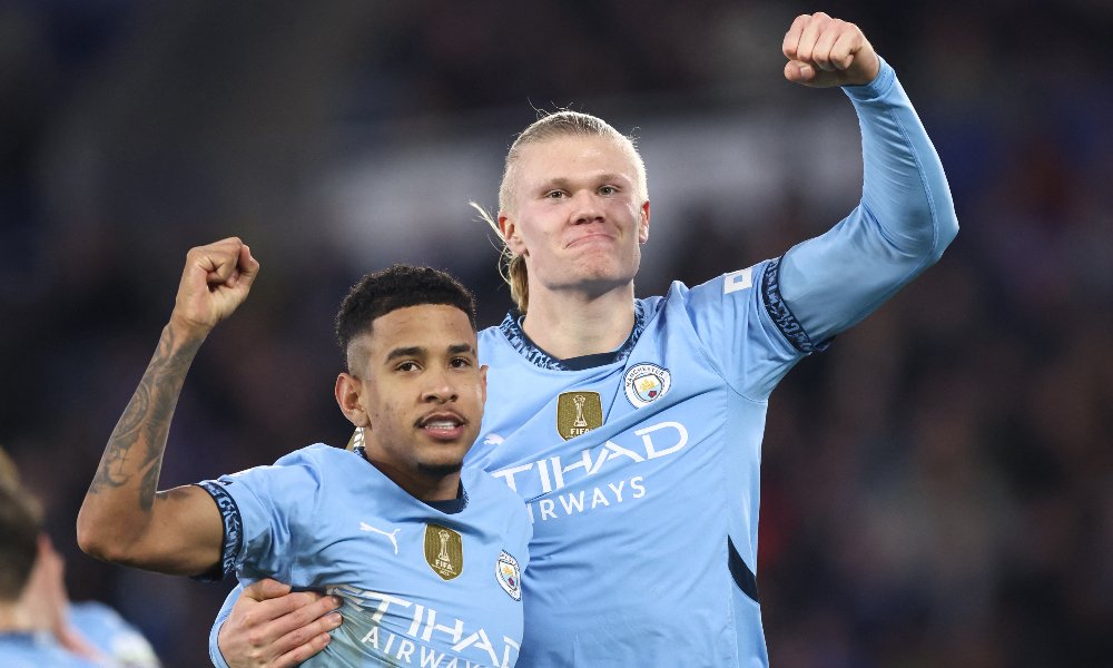 Savinho e Haaland comemoram gol pelo City (foto: Darren Staples / AFP)