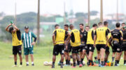 Paulo Roberto, técnico do Uberlândia, e atletas (foto: Welton Neves/Uberlândia)