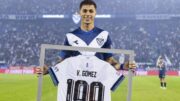 Valentín Gómez, zagueiro argentino de 21 anos, em estádio na Argentina, durante homenagem por 100 partidas com a camisa do Vélez Sarsfield (foto: Vélez Sarsfield/Divulgação)