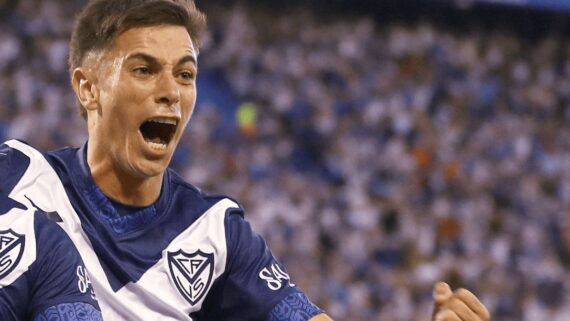 Valentín Gómez, zagueiro do Vélez Sarsfield, em campo (foto: Alejandro Pagni/AFP)