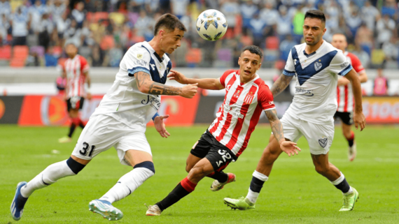 Valentín Gómez, zagueiro, em disputa de bola (foto: Eduardo Rapetti/AFP)