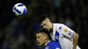 Zagueiro Valentín Gómez disputando bola (foto: Juan Mabromata/AFP)