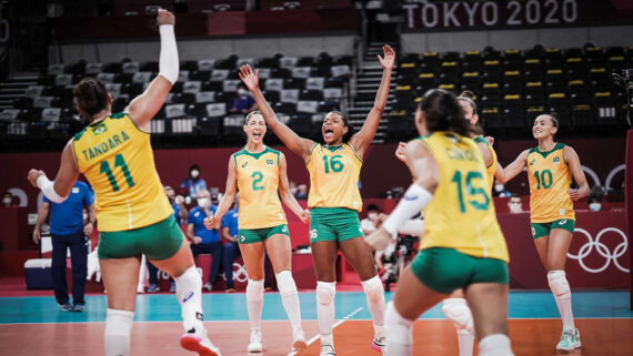 Jogadoras de vôlei da Seleção Brasileira comemorando ponto em Tóquio 2020 (foto: Divulgação/FIVB)