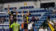 Jogadores de vôlei do Praia Clube durante partida (foto: Bruno Cunha/Praia Clube)