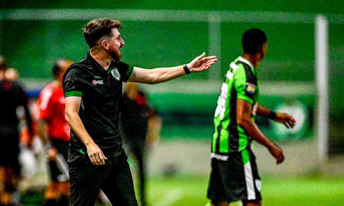 William Batista, técnico do América em jogo do Mineiro (foto: Mourão Panda/América)
