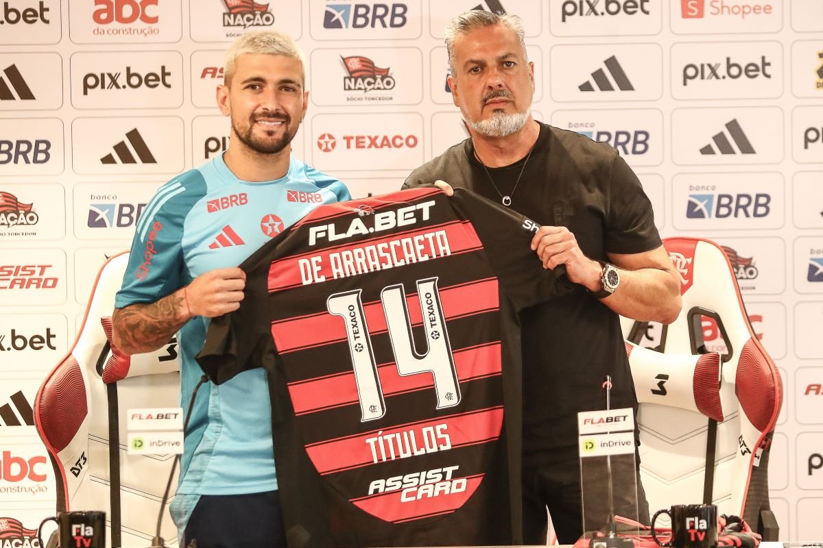 Arrascaeta recebe homenagem no Flamengo (foto: Gilvan de Souza/Flamengo)
