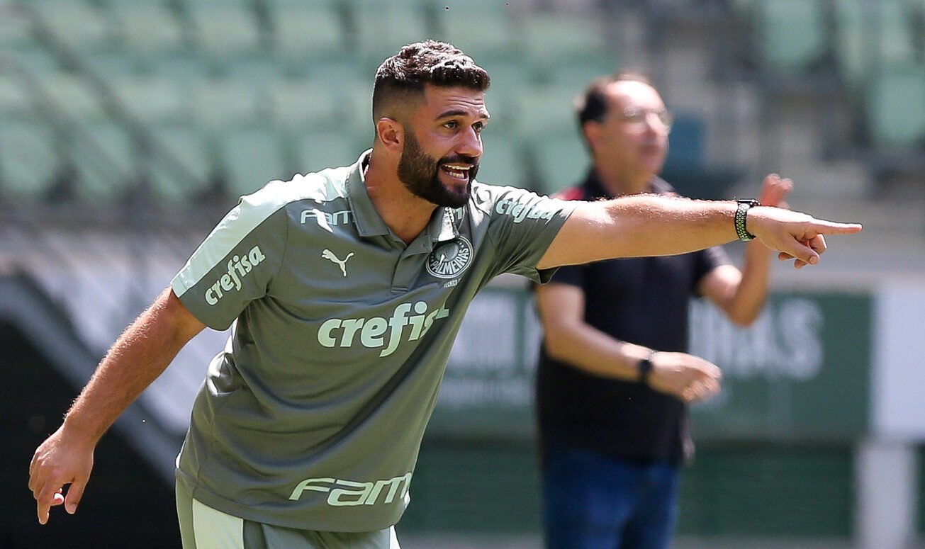 Ricardo Belli com camisa do Palmeiras dando instruções na beira do campo (foto: Fabio Menotti/Palmeiras)
