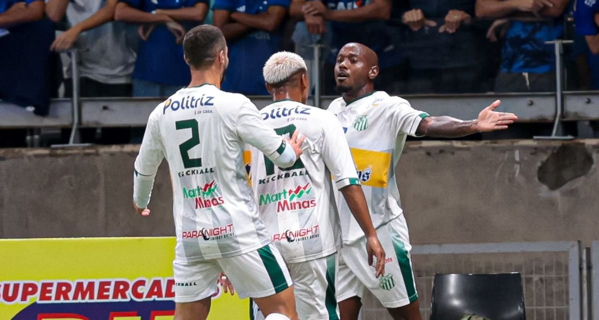 Jogadores do Uberlândia celebram gol (foto: CRIS MATTOS / FMF)