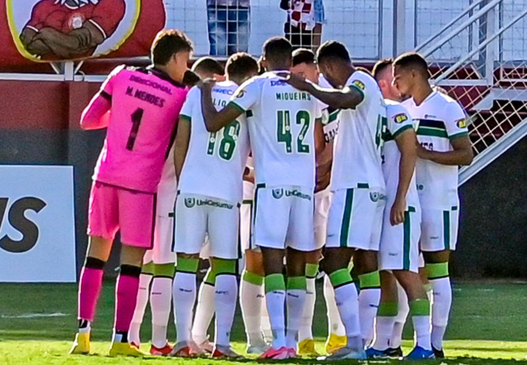 Jogadores do América antes da partida contra o Tombense, no Almeidão, pelo Mineiro (foto: Mourão Panda/América)