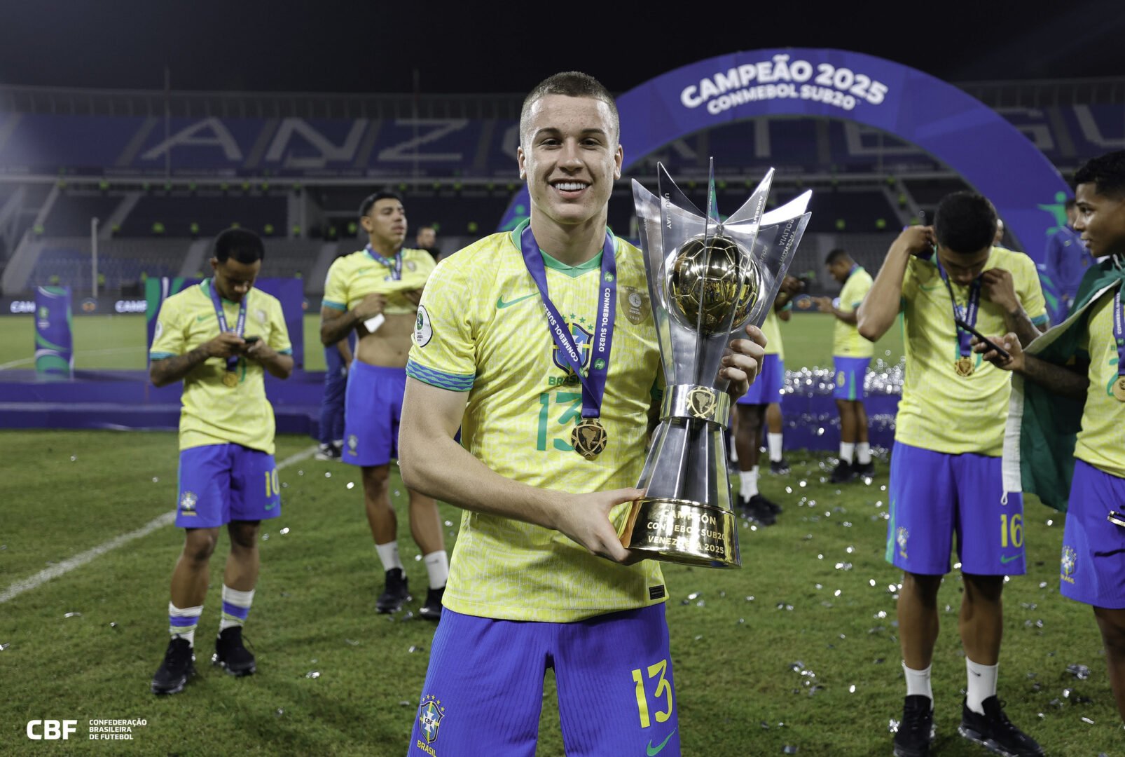 Igor Serrote com a taça do Campeonato Sul-Americano Sub-20 (foto: RAFAEL RIBEIRO/CBF)