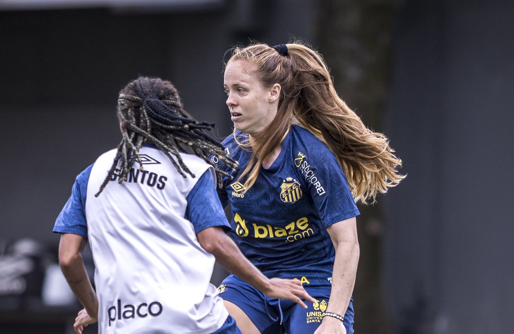 Ketlen dominando a bola pelo Santos (foto: Bruno Vaz / Santos FC)