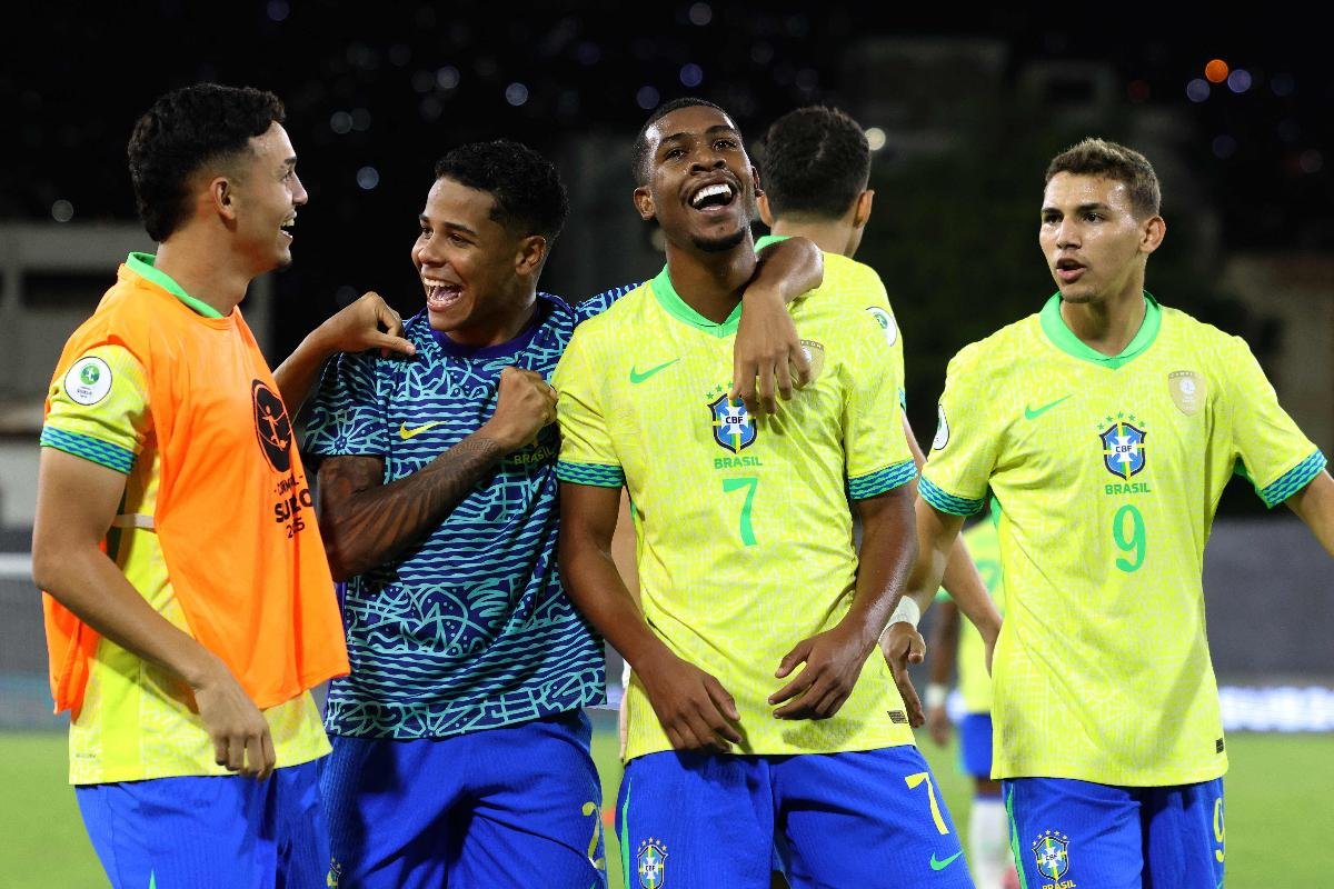 Jogadores da Seleção Brasileira Sub-20 sorriem (foto: Edison GAMEZ/AFP)