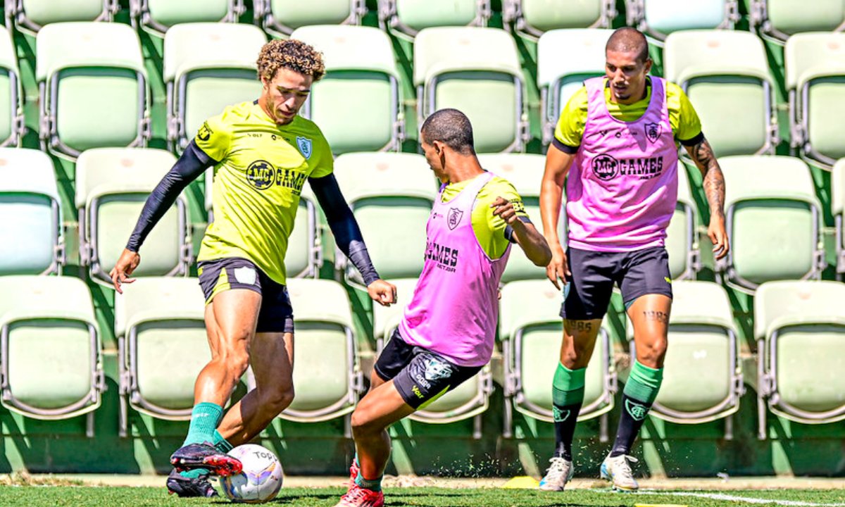Figueiredo em treino do América (foto: Mourão Panda/América)