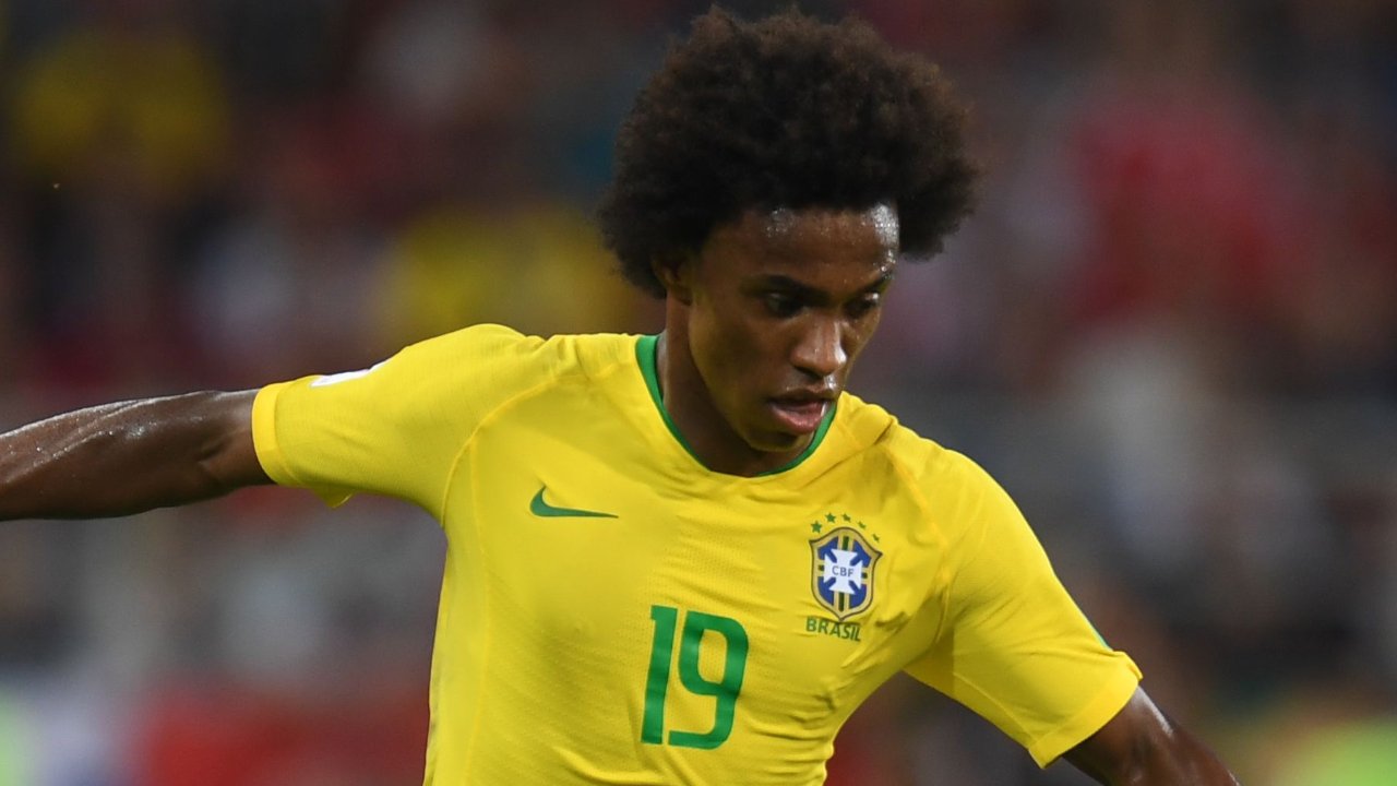 Willian em campo pela Seleção Brasileira - (foto: PATRIK STOLLARZ)