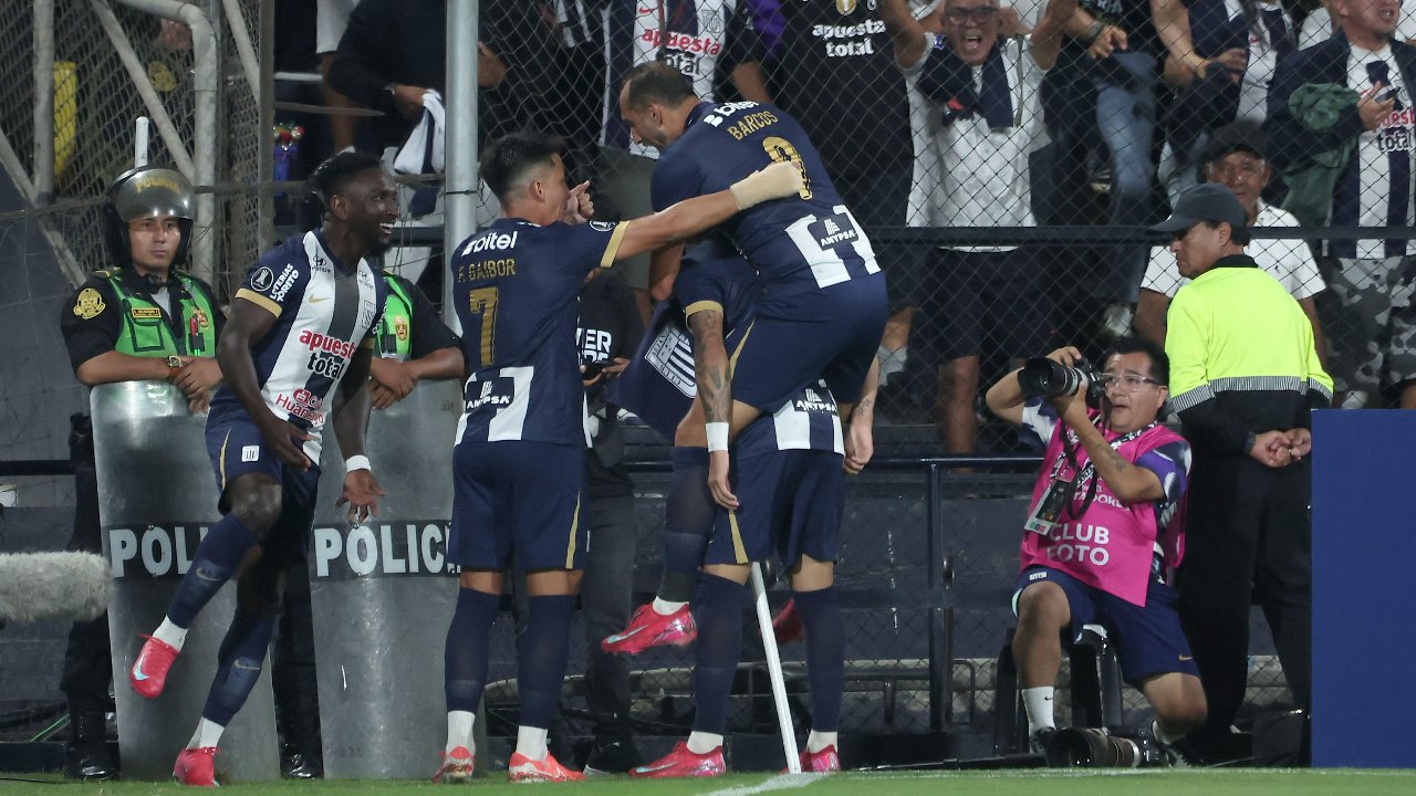 Comemoração do gol do Alianza Lima diante do Boca Juniors (foto: ALDAIR MEJIA / AFP)