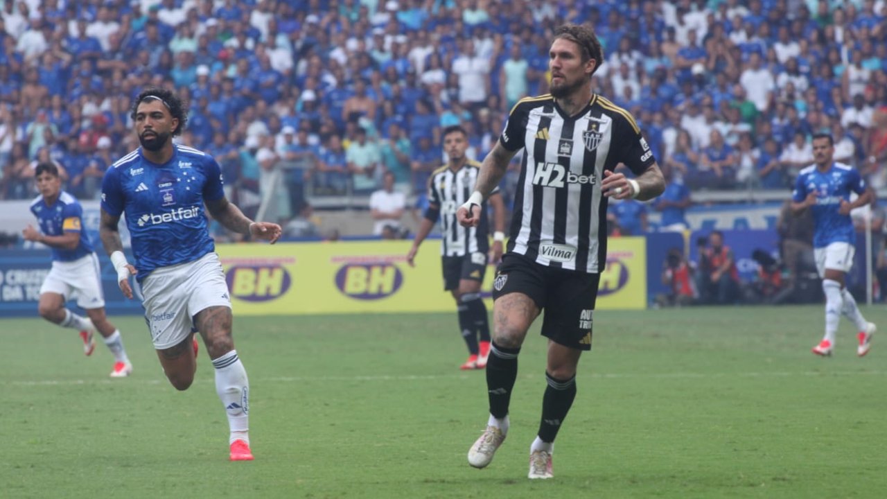 Gabigol e Lyanco durante Cruzeiro x Atlético no Mineirão (foto: Alexandre Guzanshe/EM/D.A Press)