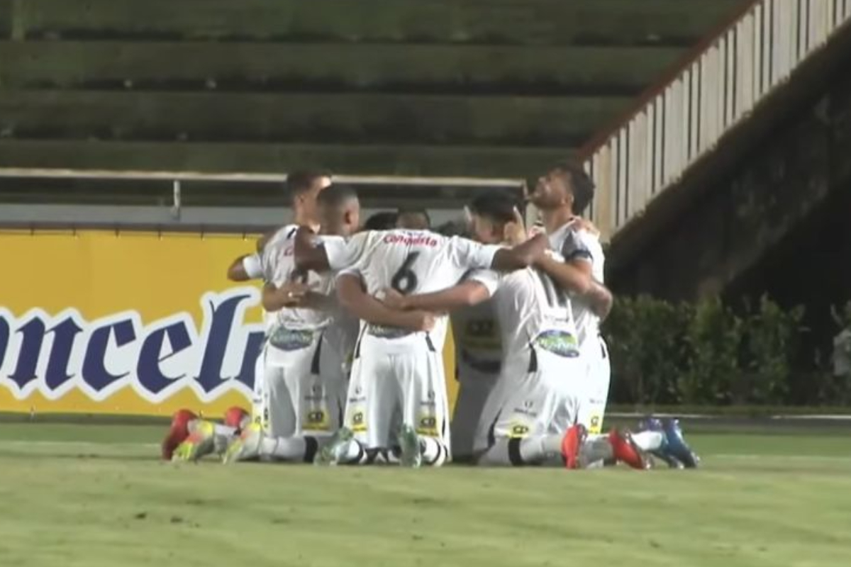 Jogadores democratas comemorando o gol - (foto: reprodução / fmf)