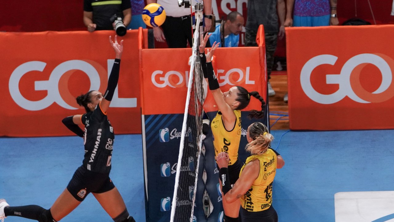Lance entre Osasco e Praia Clube pela 19ª rodada da Superliga Feminina de Vôlei (foto: @osascovoleibolclube-carol_fotografia)