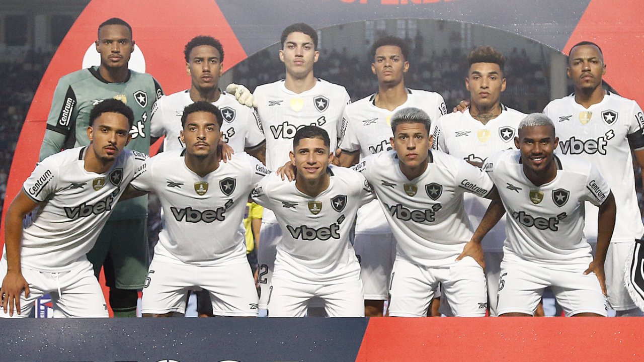 Time do Botafogo perfilado antes de duelo com o Vasco em 23 de fevereiro (foto: Vitor Silva/Botafogo.)