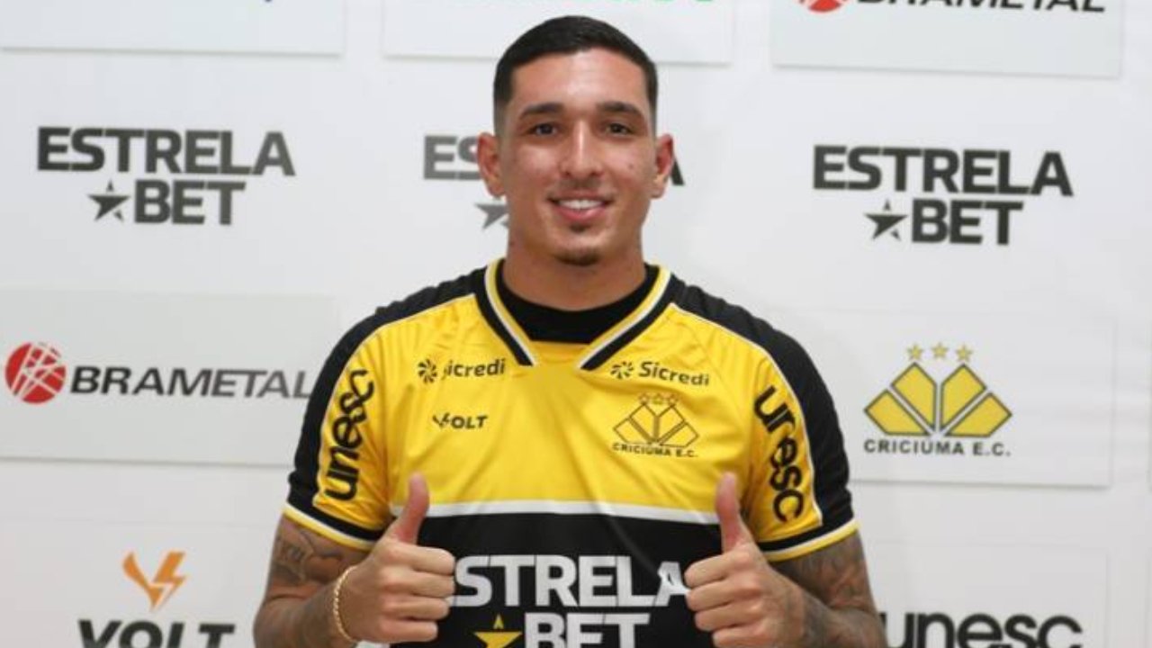 Emprestado pelo Atlético, Paulo Vitor em apresentação no Criciúma (foto: Lucca Vieira/ Criciúma E.C.)