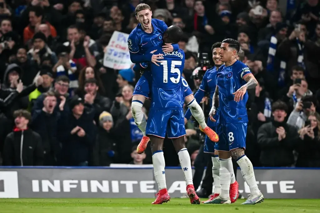 Jogadores do Chelsea comemoram (foto: JUSTIN TALLIS / AFP)
