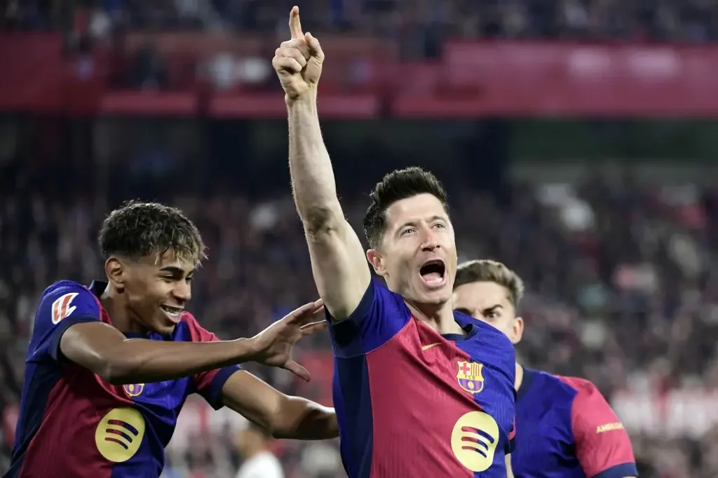 Lewandowski comemora gol pelo Barcelona apontando para cima (foto: (Foto: CRISTINA QUICLER / AFP))