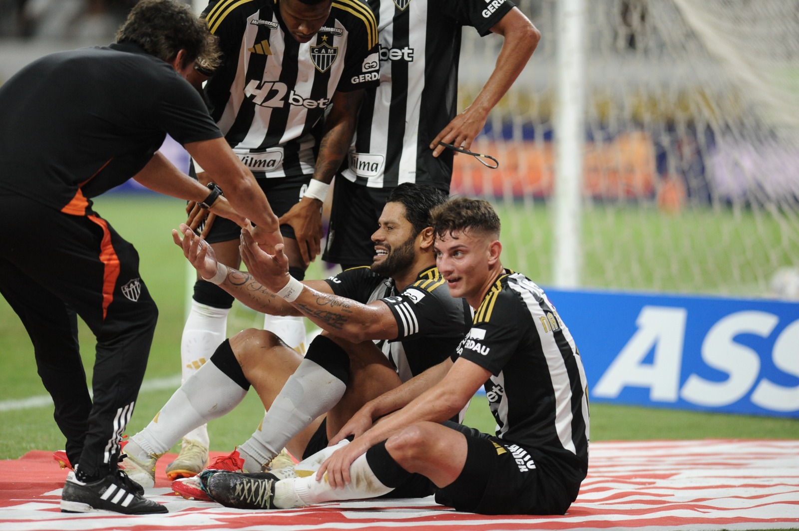 Os jogadores do Atlético celebram o gol de Hulk contra o Athletic em Mineirão - (foto: Alexandre Guzanshe/Em/Da Press)