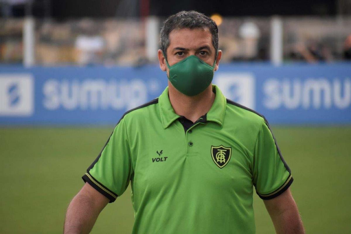 Marquinhos Santos de máscara e camisa do América (foto: Luiz Martini / América-24/10/21)