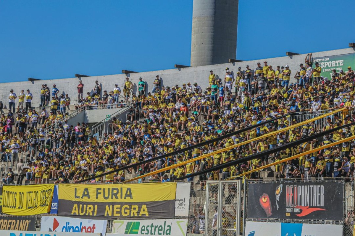 Os fãs do FC Cascavel no Estádio Olímpico Regional - (Foto: Divulgação / Cascavel FC)