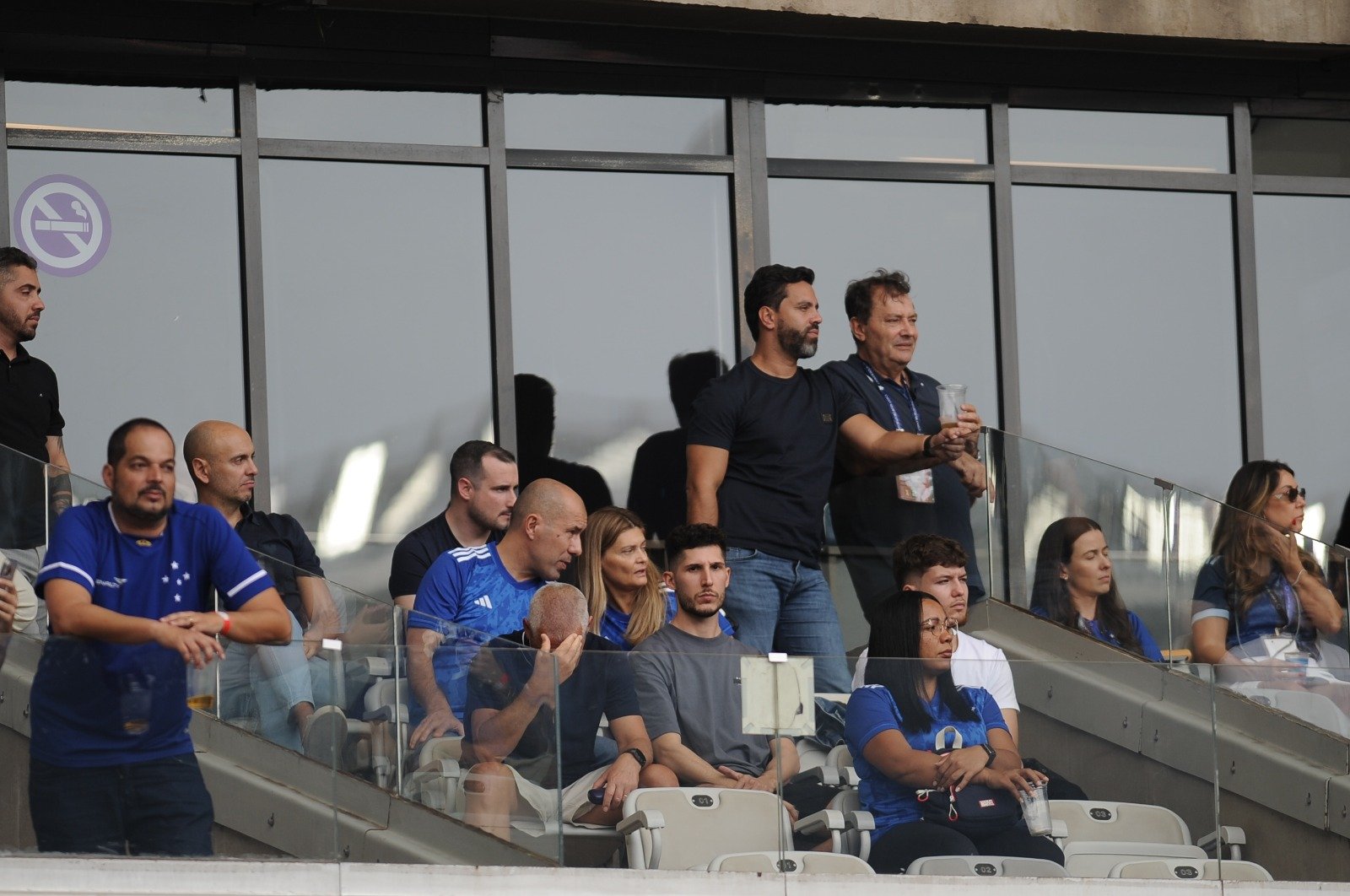 Próximos a Pedrinho, Leonardo Jardim e a esposa acompanham o clássico entre Cruzeiro e Atlético no Mineirão (foto: Alexandre Guzanshe/EM/D.A Press)