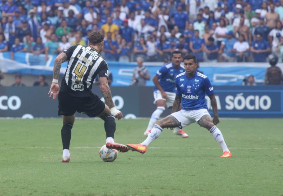 Lyanco e Dudu no clássico entre Cruzeiro e Atlético, pela sétima rodada do Campeonato Mineiro (foto: Edésio Ferreira/EM/D.A Press)