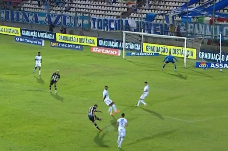 Léo Aragão deixou canto aberto e levou gol de fora da área (foto: Reprodução/SporTV)