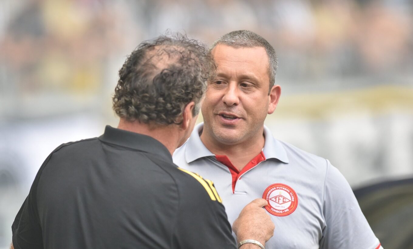 Raul Cabral, do Tombense e Cuca, do Atlético, conversando (foto: Ramon Lisboa/EM)