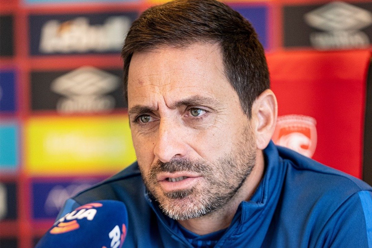 Foto do técnico Vasco Mattos, que é alvo do Botafogo (foto: Divulgação / Santa Clara)