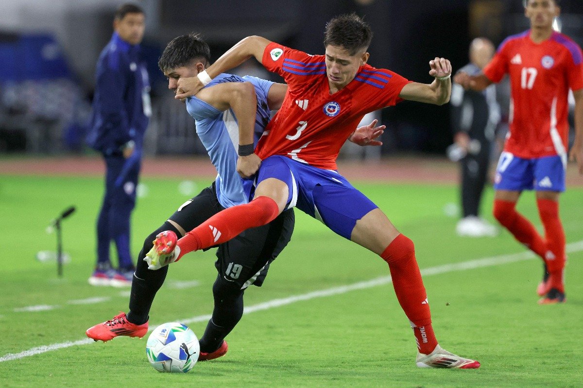 Iván Román disputa bola em jogo do Chile no Sul-Americano Sub-20 (foto: Edison GAMEZ / AFP)