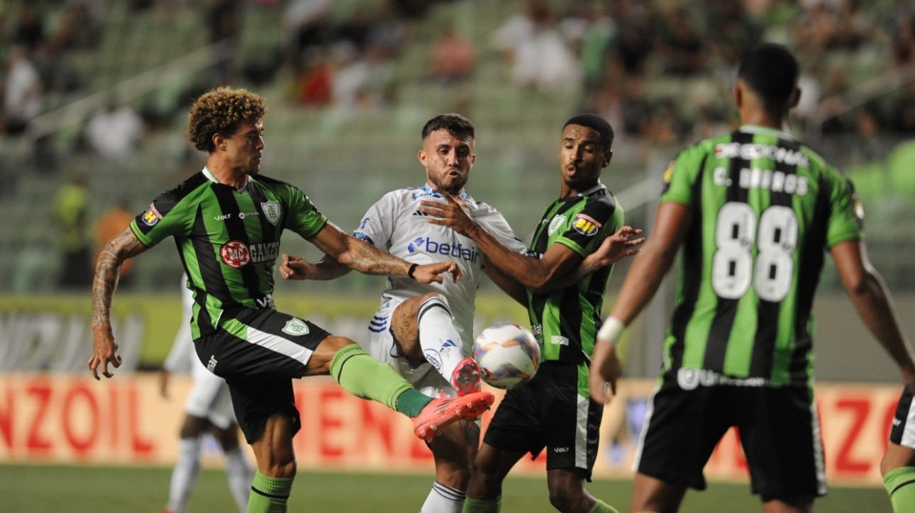 Jogadores de Cruzeiro e América durante clássico (foto: Alexandre Guzanshe/EM/D.A Press)