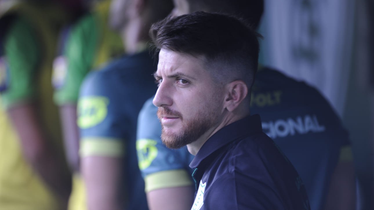 William Batista, técnico do América, no duelo com o Cruzeiro (foto: Alexandre Guzanshe/EM/D.A Press)