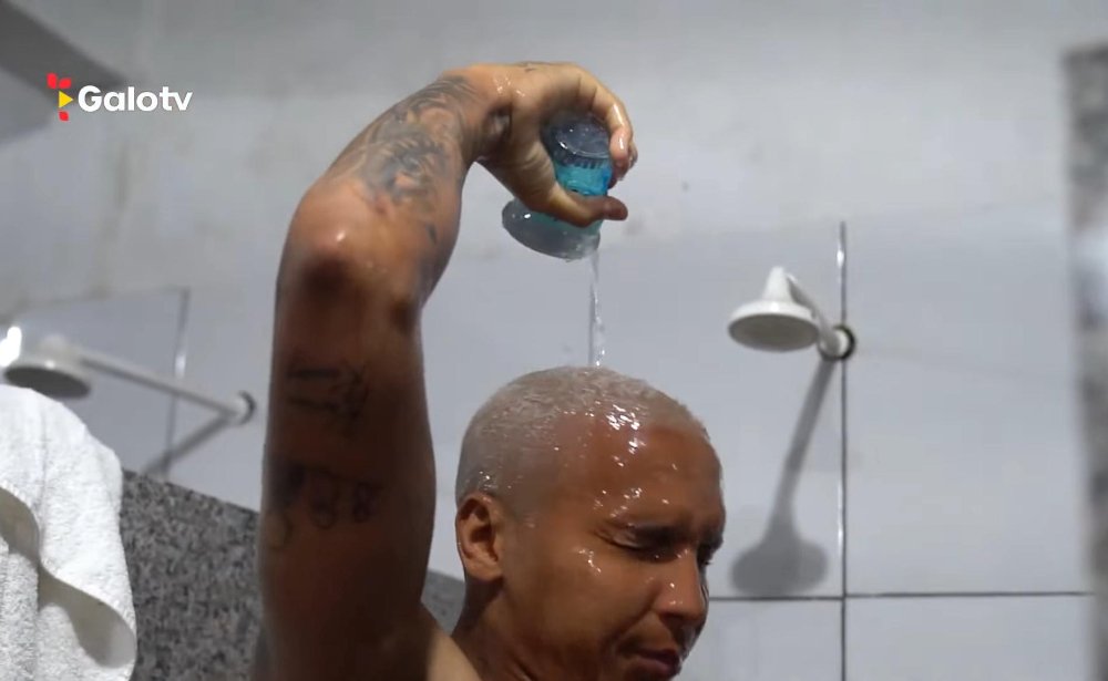 Deyverson toma banho com copo de água após vitória do Atlético na Copa do Brasil (foto: Reprodução/GaloTV)