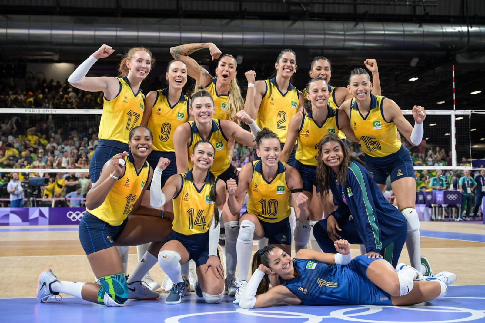Júlia Bergmann (úprimeira da esquerda para a direita entre as levantadas) venceu o bronze olímpico pela Seleção em 2024 (foto: Leandro Couri/EM/D.A Press)