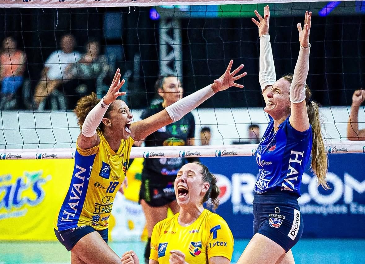 Jogadoras do Brusque celebram primeira vitória na temporada (foto: Abel Moda Vôlei/Divulgação)