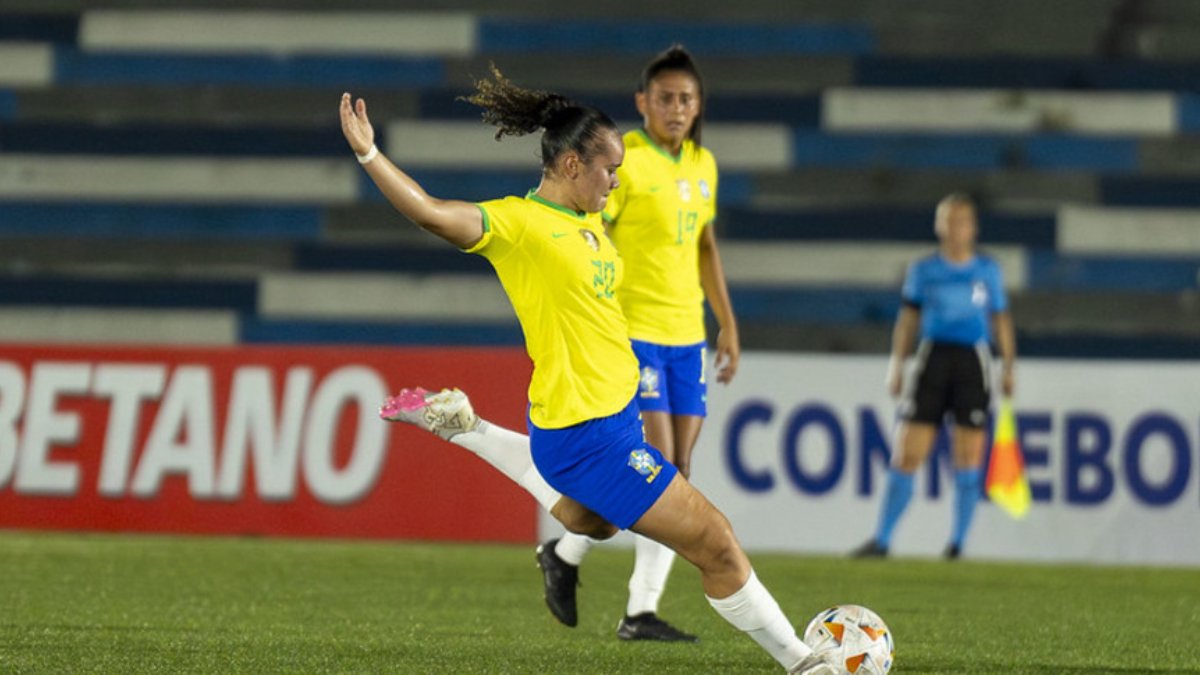 Carol Firmino em ação pela Seleção Brasileira Sub-20 (foto: Divulgação/CBF)