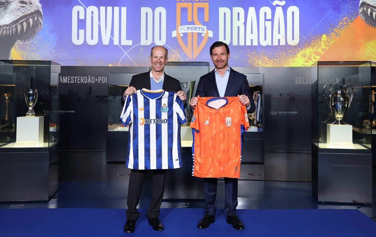 Ricardo Guimarães segurando camisa do Porto e Leonardo Franchi segurando camisa do Coimbra (foto: Divulgação/Porto FC)