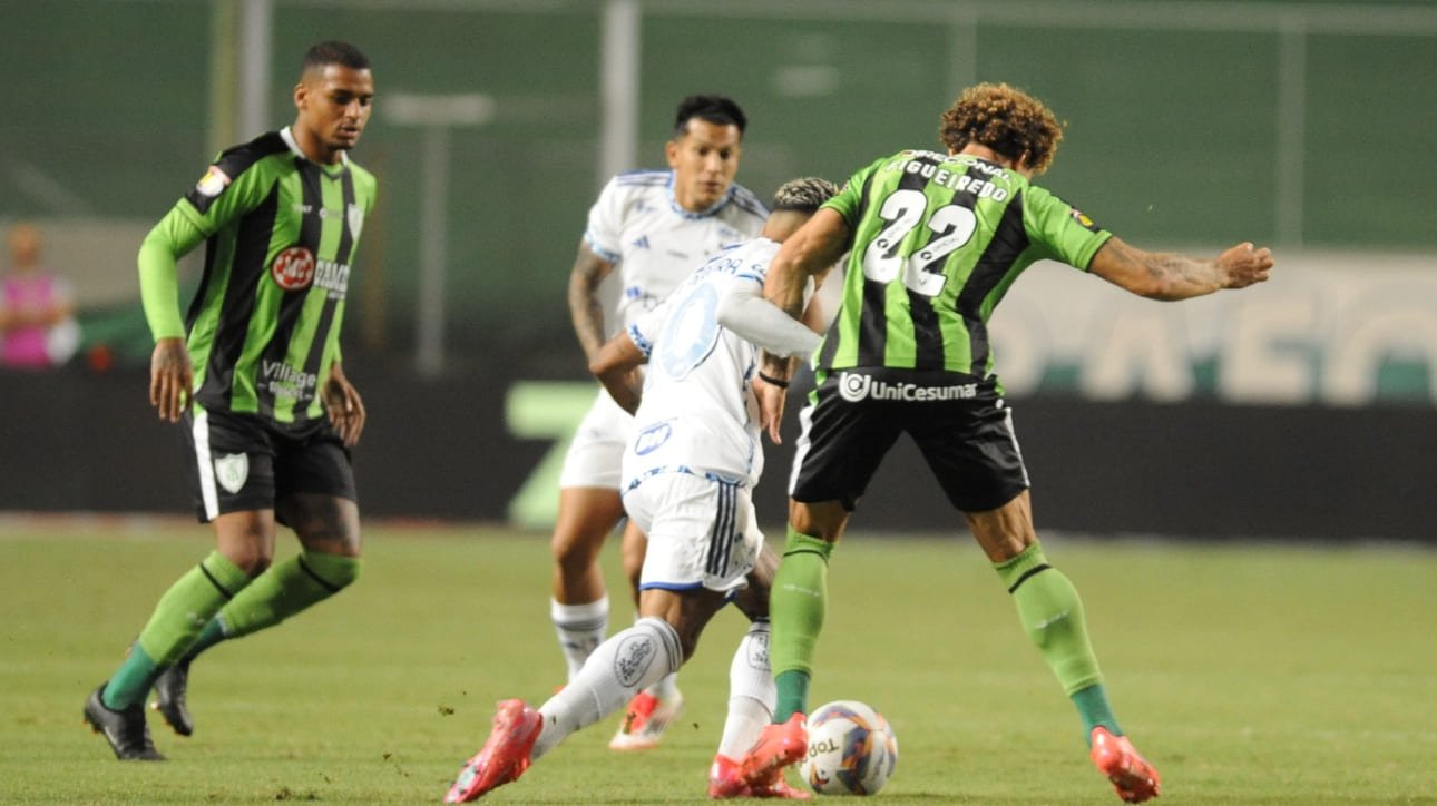 Jogadores de Cruzeiro e América em jogo pelo Mineiro (foto: Alexandre Guzanshe/EM/D.A Press)