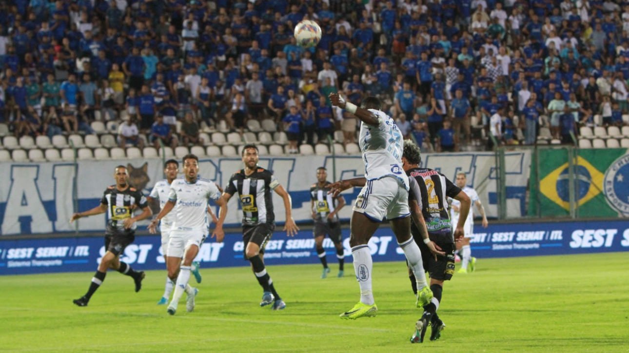 Jogadores de Cruzeiro e Democrata-GV em confronto pelo Mineiro (foto: Edesio Ferreira/EM/D.A Press)