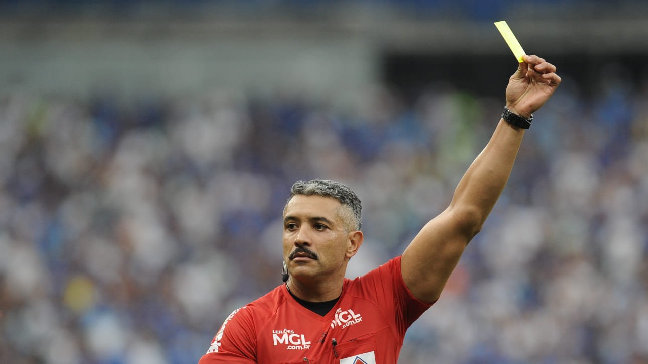 Felipe Fernandes de Lima liderou a equipe de arbitragem no clássico entre Cruzeiro e Atlético (foto: Alexandre Guzanshe/EM/D.A Press)